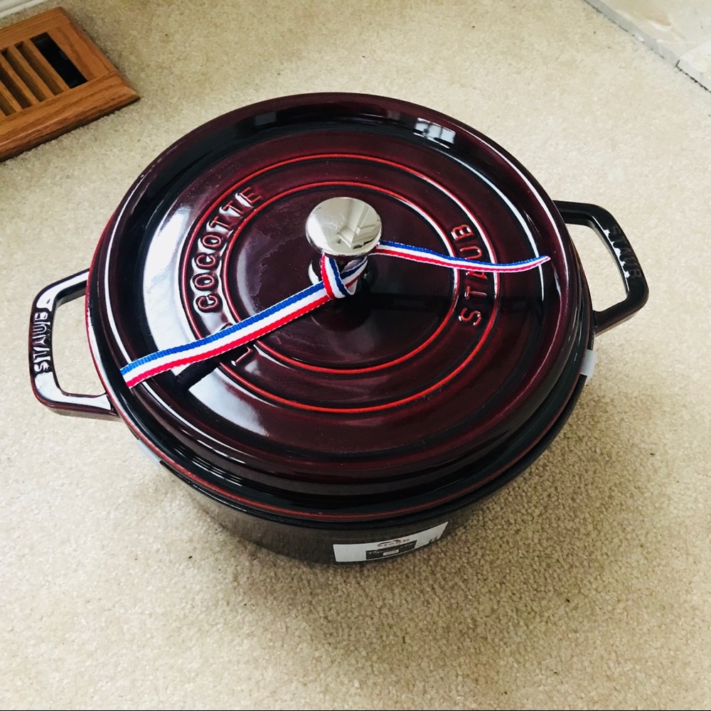 Staub New #26 5.5qt Red cast iron pot vs lid